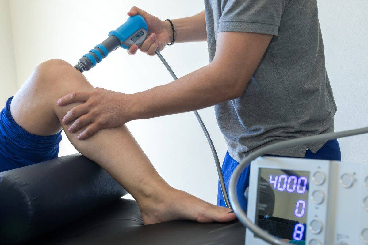 physical therapy of the knee and the foot with shock wave